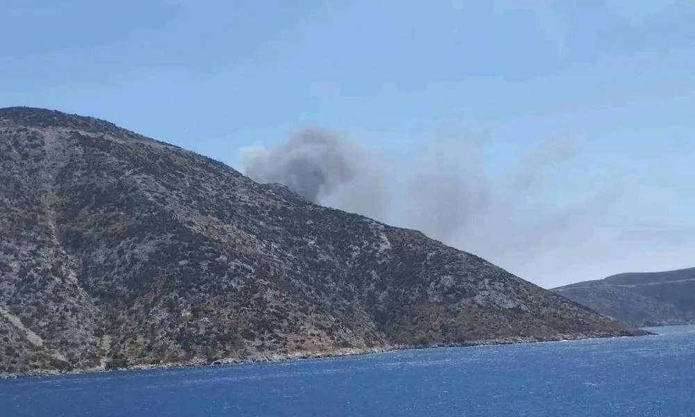 Μαίνεται η φωτιά στους Φούρνους Ικαρίας - 19 άτομα απομακρύνθηκαν με πλωτά μέσα